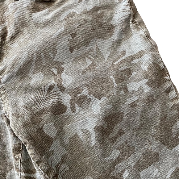 Tommy Bahama Tea Leaf Camo Skinny
Ankle Denim Jeans Size 8/28” - Picture 2 of 14
